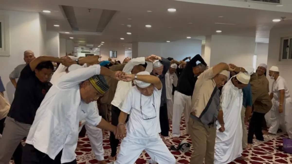 Jemaah Calon Hai (JCH) Kloter BTH 4 melakuka senam peregangan di sela-sela sosialisasi Pra Armuzna bersama petugas haji di Mushola Hotel Jawharat Altalayie Mekkah, Rabu (13/5/2026). (Istimewa)