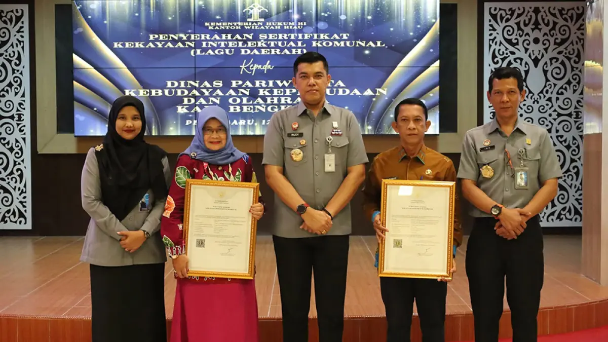 Kadisparbud Rohul H Helfiskar&nbsp;(dua kanan) foto bersama dengan Kakanwil Kemenkum Riau Rudy Hendra Pakpahan usai menerima empat sertifikat KIK di aula Ismail Saleh Kanwil Kemenkum Riau di Pekanbaru, Selasa (12/5/2026).  (Kanwil Kemenkum&nbsp;Riau untuk Riau Pos)
