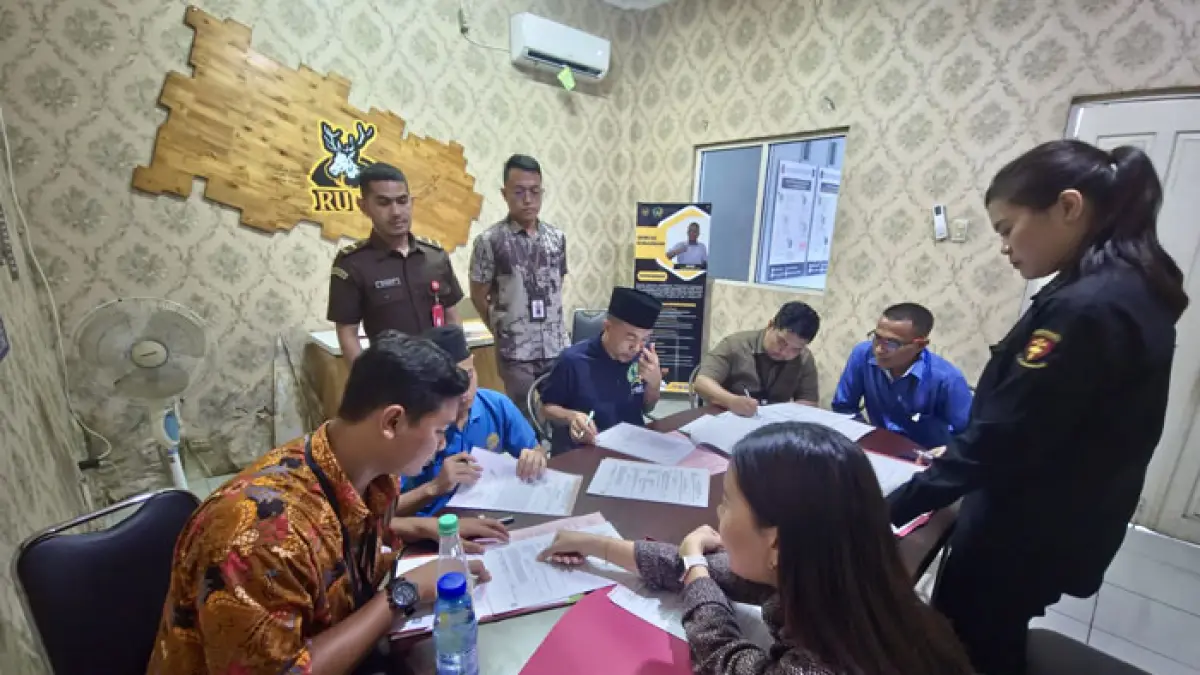 Kejari Pelalawan serahkan empat tersangka kasus dugaan tindak pidana penyimpangan penyaluran pupuk subsidi dan barang bukti kepada Jaksa Penuntut Umum (JPU) terhadap di Rutan dan Lapas Pekanbaru, Rabu (13/5/2026). (Amin/Riaupos.co)