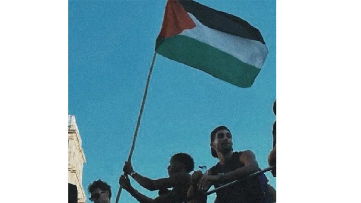Lamine Yamal kibarkan bendera Palestina saat parade perayaan b arcelona menjuarai LaLiga Spanyol musim 2025-2026. (Instagram @lamine yamal)