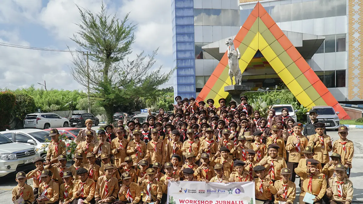 Murid Sekolah Dasar Islam Nurul Haq Tualang beserta guru pengajar berfoto bersama saat berkunjung ke Riau Pos, Pekanbaru, Selasa (12/5/2026). (MHD AKHWAN/RIAU POS)