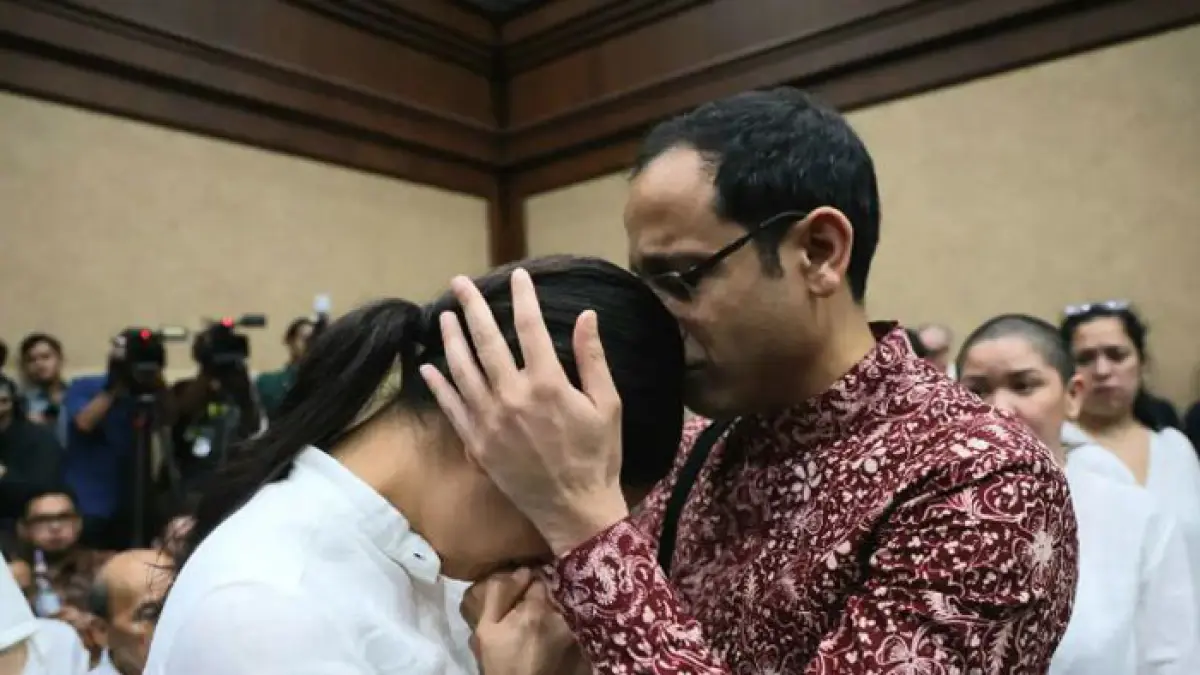 Nadiem Anwar Makarim memeluk sang istri usai dituntut 18 tahun oleh JPU dalam kasus dugaan korupsi pengadaan laptop Chromebook dan Chrome Device Management (CDM) di Pengadilan Tipikor, Jakarta, Rabu (13/5/2026). (Dery Ridwansah/JawaPos.com)