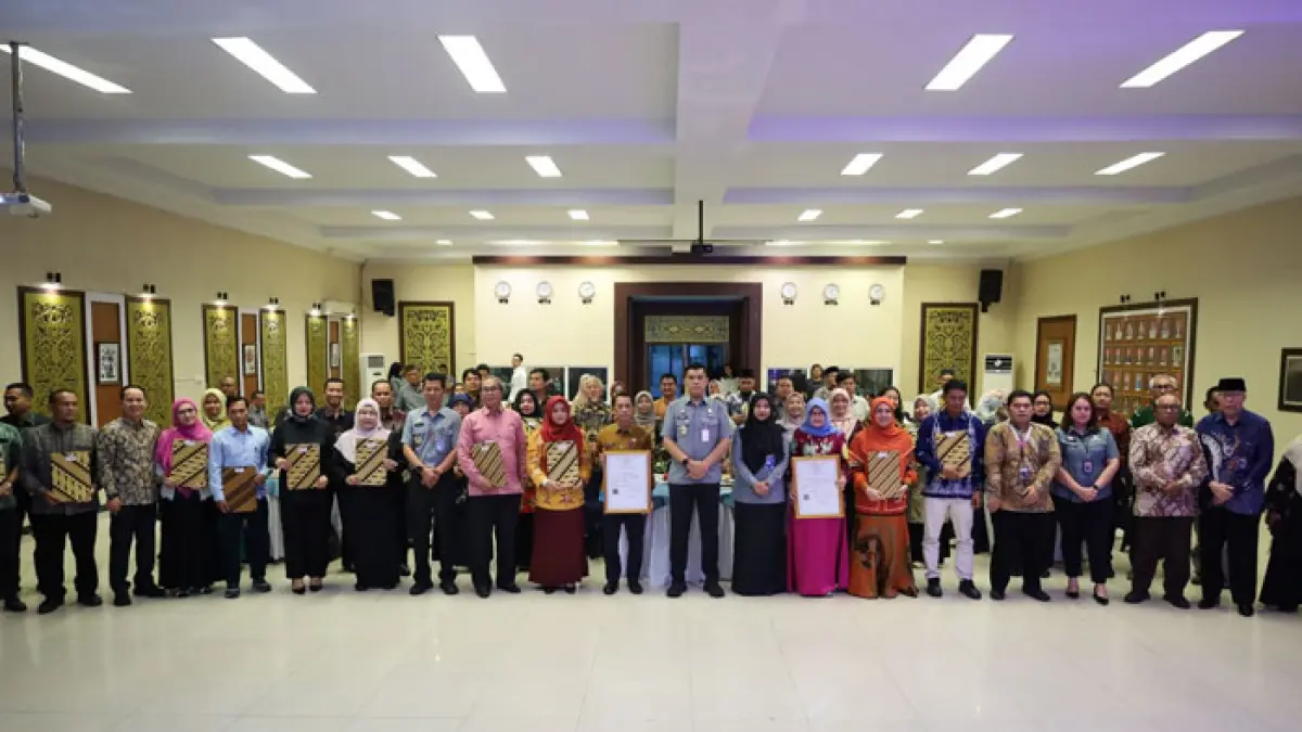 Para perwakilan Perguruan Tinggi di Riau berfoto bersama Kepala Kanwil Kemenkum Riau Rudy Hendra Pakpahan usai pengesahan kerjasama pada Selasa (12/5/2026). (Humas Kanwil Kemenkum Riau untuk Riaupos.co)