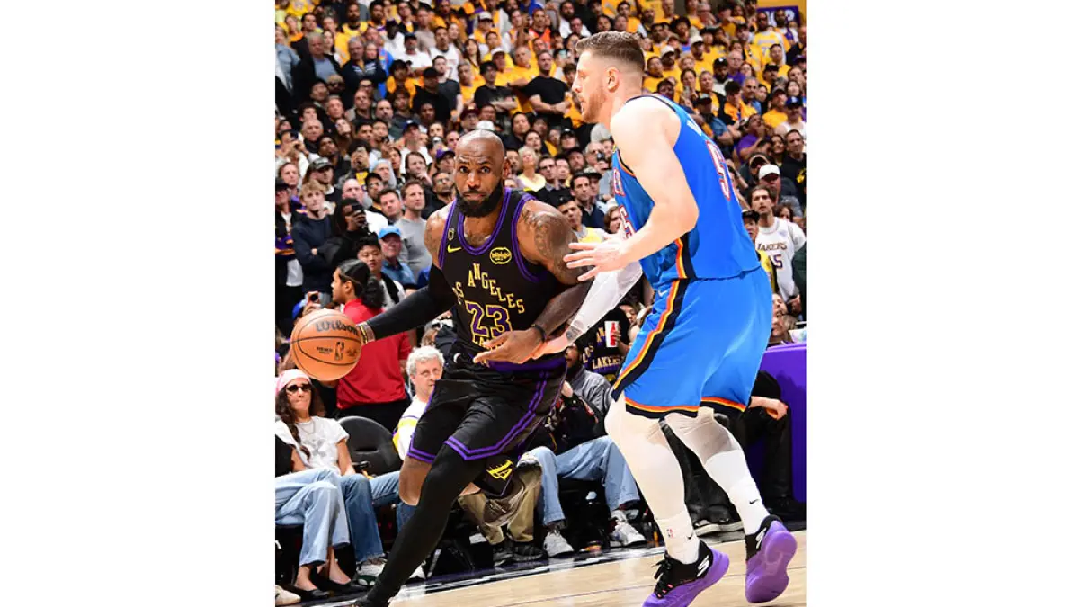 Pebasket Los Angeles Lakers LeBron James menggiring bola pada pertandingan melawan Oklahoma City Thunder Playoff  NBA di Crypto.Com Arena di Los Angeles, California, Senin  (11/5/2026). (AFP)