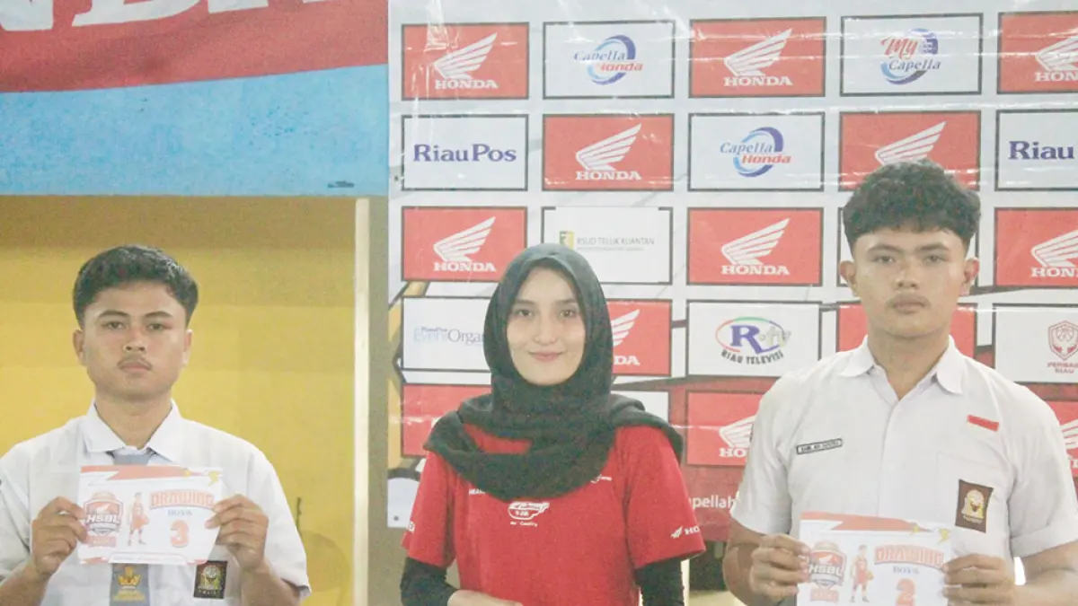 Perwakilan tim putra SMAN 1 Benai (kiri) dan SMAN 1 Kuantan Mudik memperlihatkan hasil drawing di GOR A Sport Center Kuantan Singingi, Selasa (12/5/2026). (Riau Pos)