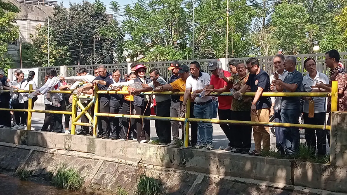 Perwakilan umat Buddha di Pekanbaru melakukan penuangan eco enzyme&nbsp; ke anak Sungai Siak di Jalan Haji Guru Sulaiman, Pekanbaru, Selasa (12/5/2026). (Prapti Dwi Lestari/riau pos)

