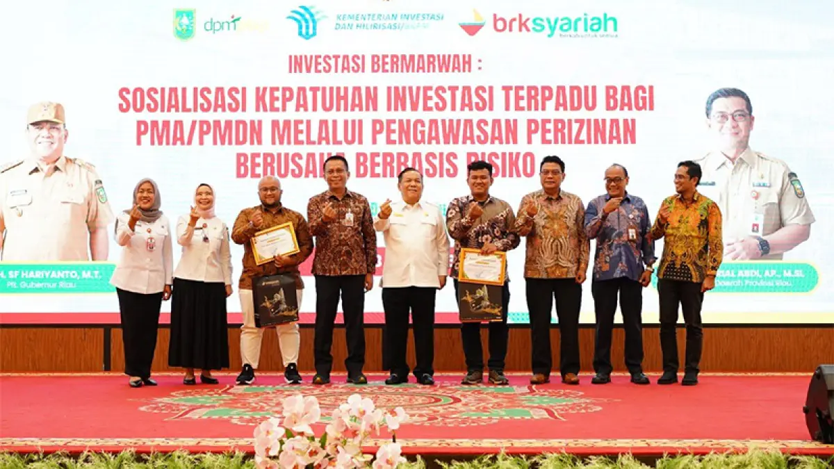 Plt Gubri SF Hariyanto foto bersama usai membuka acara sosialisasi kepatuhan investasi di BRK Syariah, Rabu (13/5/2026). Ft Diskominfo Riau