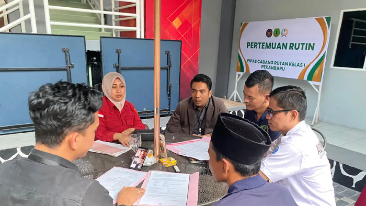Proses Tahap II tersangka korupsi penyelewengan dana KUR oleh Jaksa Penyidik Pidsus Kejari Pekanbaru pada Rabu (13/5/2026). (Humas Kejari Pekanbaru untuk Riaupos.co)