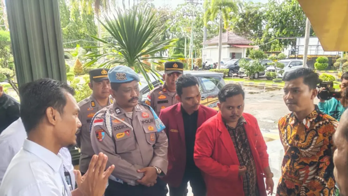 Puluhan mahasiswa bersama pedagang eceran BBM menggelar aksi demo di depan gedung DPRD Bengkalis menuntut dipermudah masyarakat untuk mendapatkan BBM bersubsidi, Rabu (13/5/2026). (Abu Kasim/Riaupos.co)