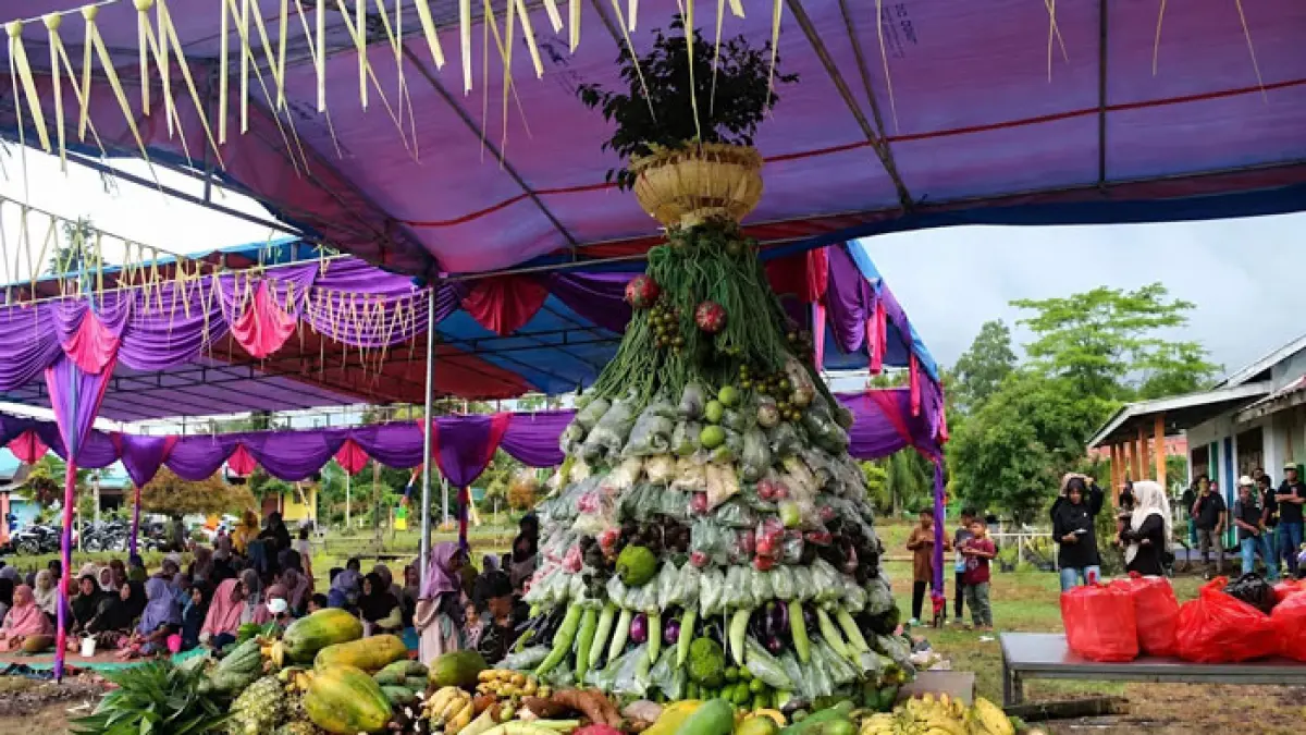 Sayur dan buah-buahan hasil bumi dikumpulkan warga Desa Beringin Mulia, Teluk Belengkong, Inhil dalam makna sedekah bumi memeperingati hari jadi desa, Selasa (12/5/2026). (Istimewa)