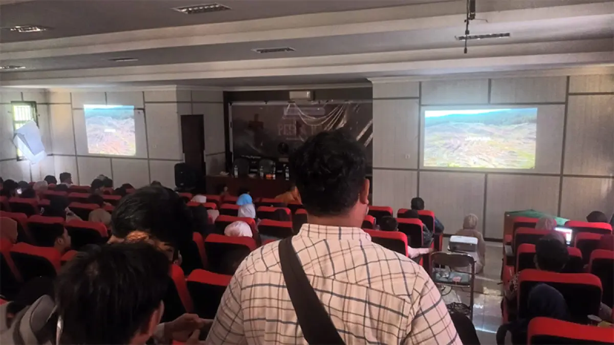 Seorang penonton film Dokumenter "Pesta Babi" yang digelar di UIN Suska Riau, Rabu (13/5/2026), terpaksa berdiri karena keterbatasan tempat duduk. Foto Hendrawan Kariman