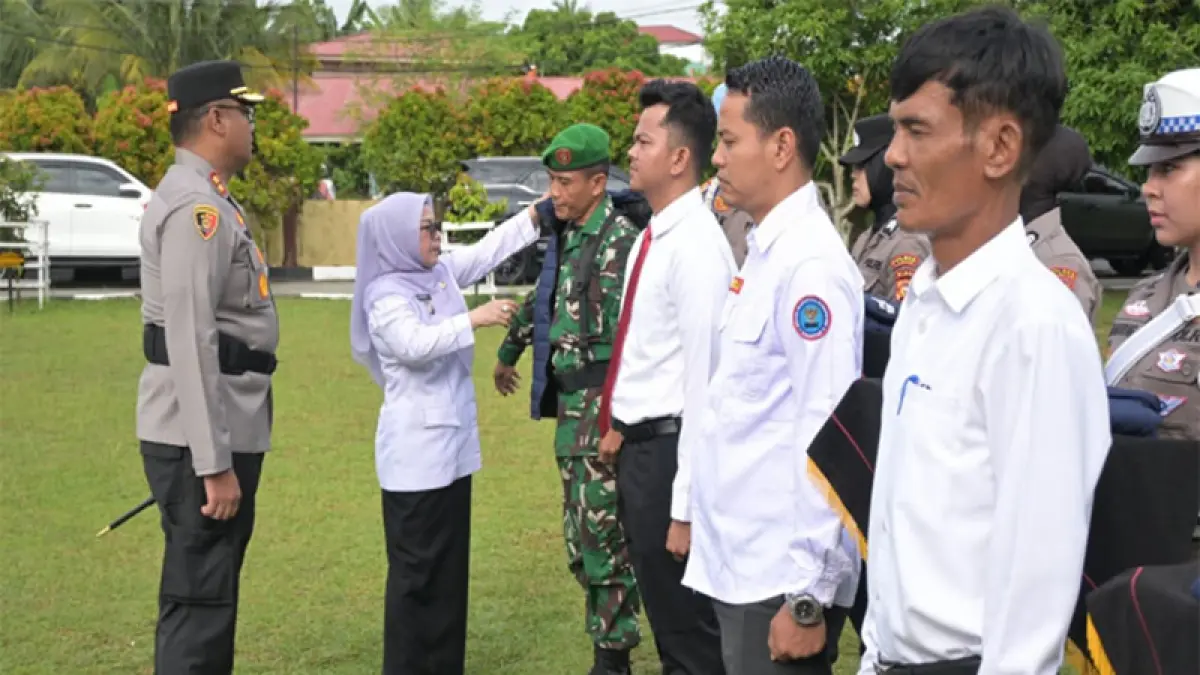 Wabup Misharti yang juga Ketua BNK Kampar memasang rompi saat apel kesiapan Satgas Anti Narkoba di Mapolres Kampar, Rabu (13/5/2026). Diskominfo Kampar untuk Riaupos.co