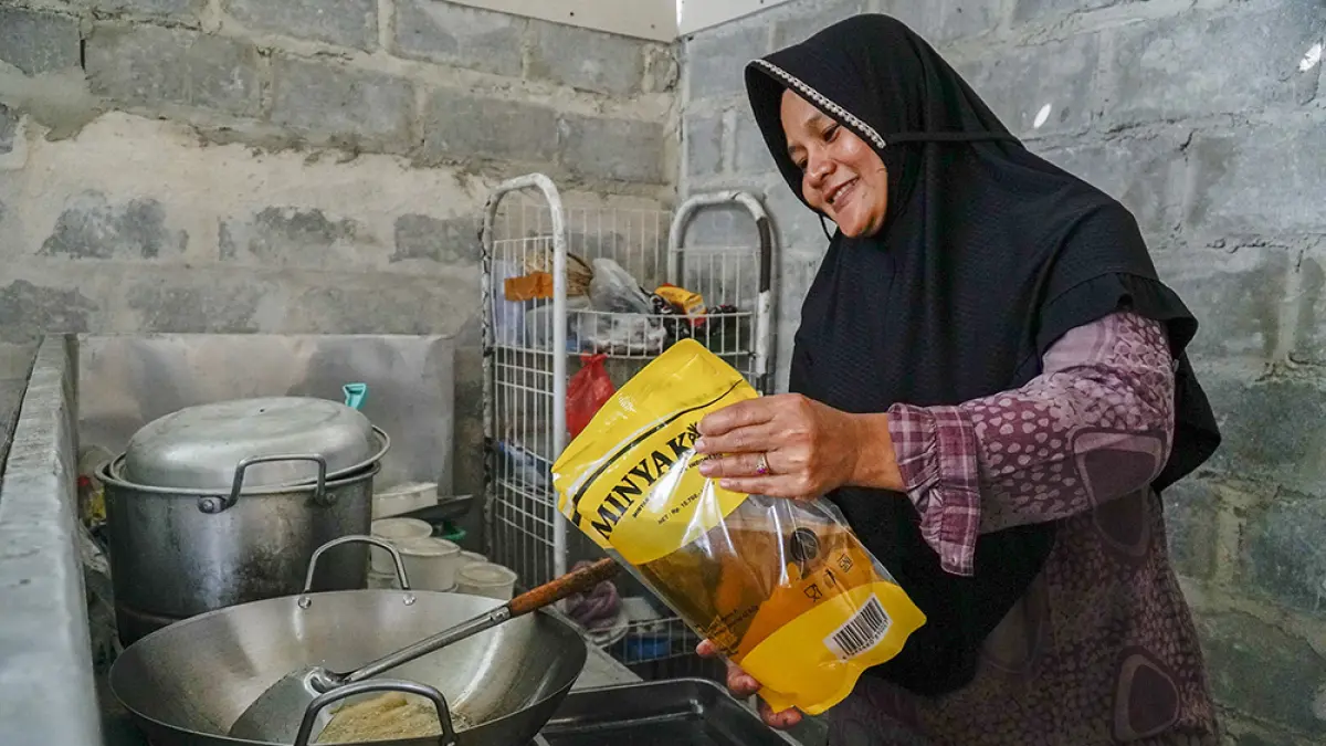Warga memasak menggunakan minyak goreng subsdi Minyakita di Kota Pekanbaru, Selasa (12/5/2026). Harga Minyakita di Pekanbaru tembus Rp20 ribu per liter, jauh dari harga eceran tertinggi (HET) sekitar Rp15.700 per liter. (MHD AKHWAN/RIAU POS)
