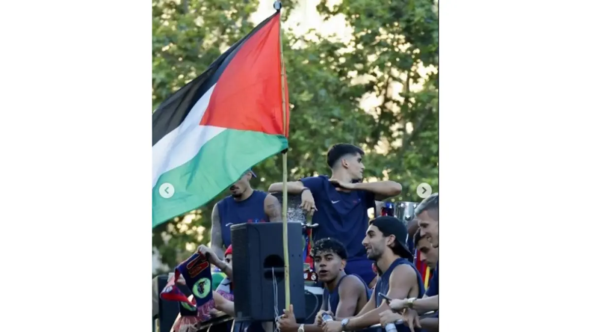  Wide Attacker Barcelona Lamine Yamal merayakan gelar juara Laliga dengan mengibarkan bendera Palestina. (INTERNET)