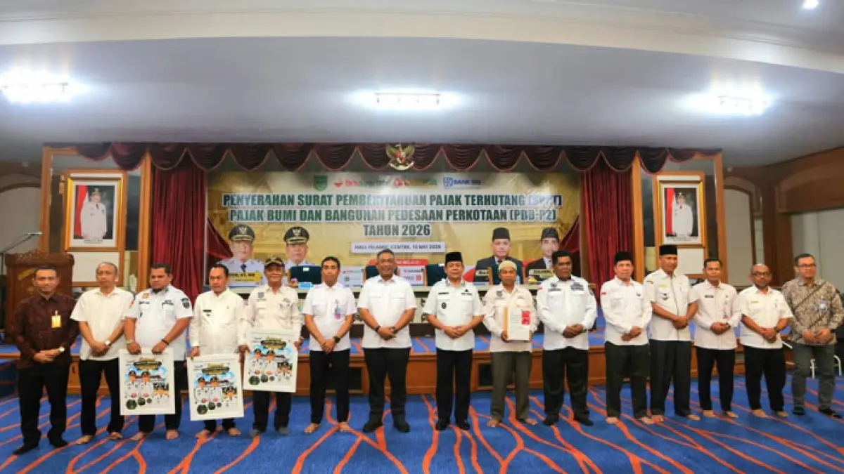 Bupati Rohul Anton didampingi Wabup H Syafaruddin Poti foto bersama dengan 3 Kades atas capaian realisasi PBB P2 Tahun 2025 tertinggi, usai serahkan SPPT PBB P2 Tahun 2026 kepada 145 kades dan lurah di Convention Hall Islamic Center Rohul. Rabu (13/5/2026). (Prokopim Setda Rohul untuk Riaupos.co)