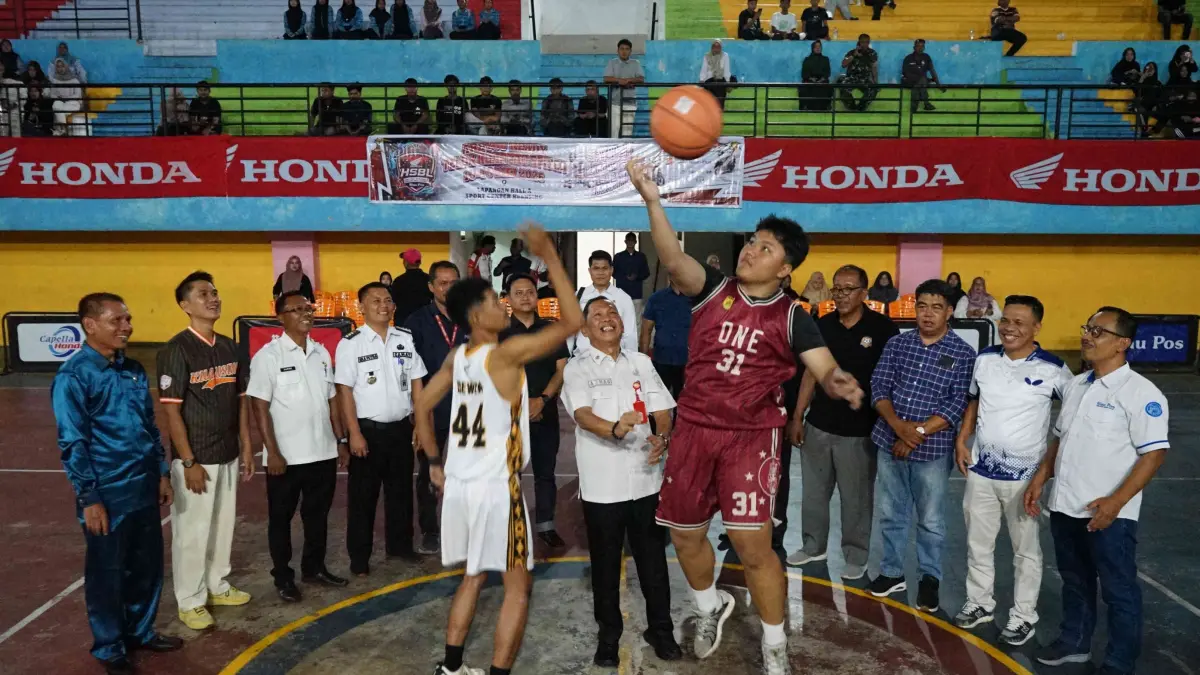Jump Ball : Asisten III Setda Kab Kuantan Singingi Drs Azhar MM disaksikan Perwakilan CV Surya Kuansing Wirta Magfira, Ketua Umum Perbasi Kuansing sekaligus Ketua Zona III DPD Perbasi Riau, Ketua KONI Kuansing Andi Cahyadi, Direktur Riau Pos Asmawi Ibrahim melakukan Jump Ball saat Opening Honda HSBL 2026 Teluk Kuantan Series di Lapangan Hall A Sport Center Kuansing Riau, Rabu (13/5/2026). ft : EVAN GUNANZAR/RIAU POS