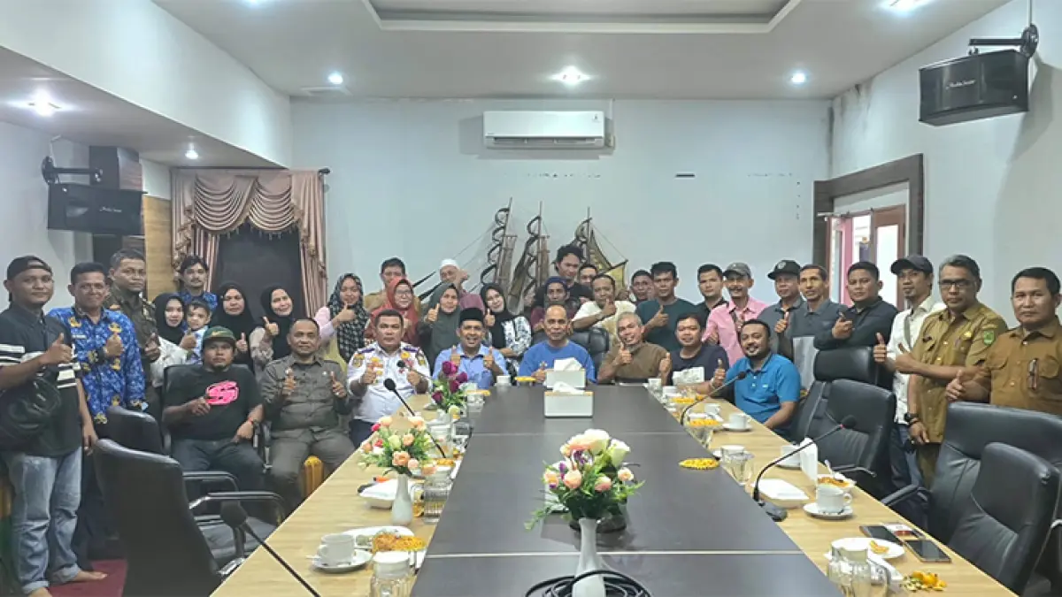Bupati Inhil, Herman bersama OPD dan &nbsp;Himpunan Pedagang Pasar Indragiri Hilir menggelar rapat di Ruang Rapat Kediaman Dinas Bupati. (Istimewa)