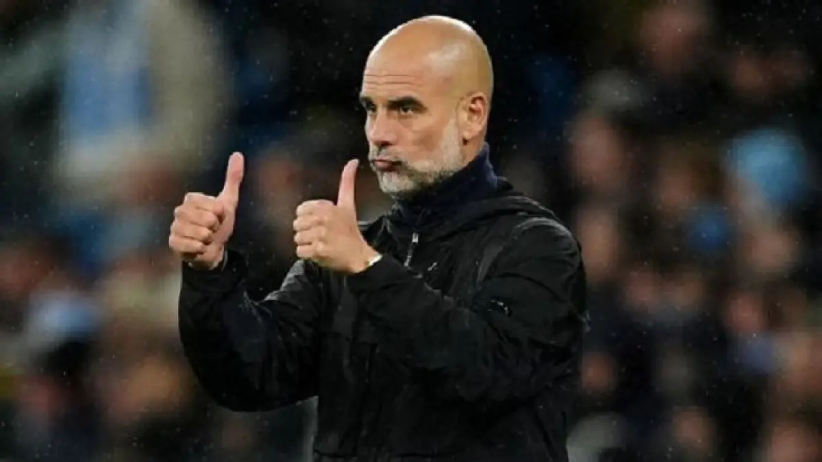 Guardiola menunjukkan persetujuannya dari pinggir lapangan saat tim yang dirotasi meraih kemenangan 3-0 melawan Crystal Palace. (Martin Rickett/PA Images via Getty Images)