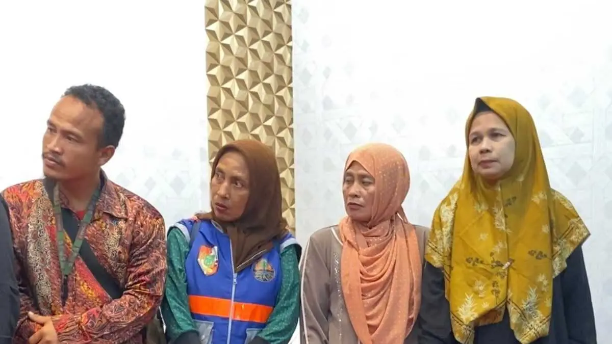 Herlina, Elvita Sinaga dan Sinta Yanti hadir dalam kegiatan penyerahan bantuan di Kantor Cabang BRK Syariah Arifin Ahmad, Rabu (13/5/2026).