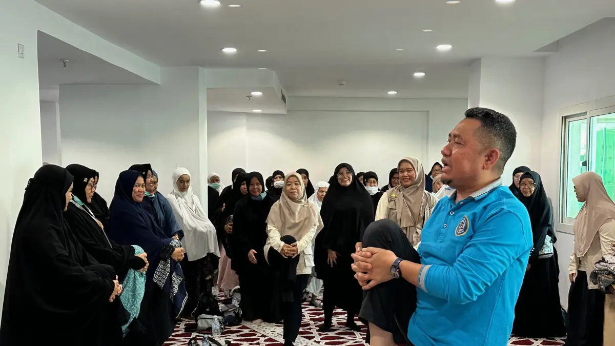 Jemaah calon haji Riau dan Petugas Haji Kloter BTH 4 melakukan senam di sela-sela kegiatan edukasi pra-Armuzna untuk menyambut puncak musim haji di Hotel Jawharat Altalayie, Makkah, Rabu (13/5/2026). MARRIO KIZAS/RIAU POS