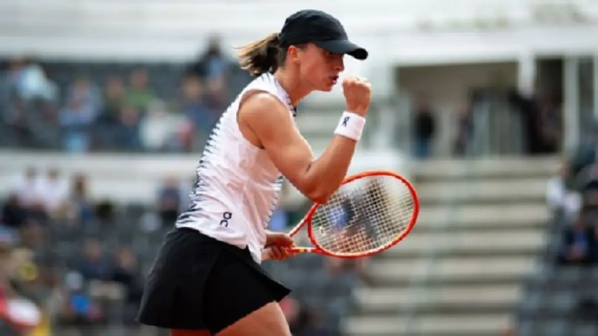 Juara tiga kali Iga Swiatek mengalahkan Jessica Pegula dari Amerika Serikat dalam dua set langsung untuk melaju ke semifinal Italian Open. Dia hanya membutuhkan 67 menit untuk mengalahkan Pegula. (Robert Prange/Getty Images)