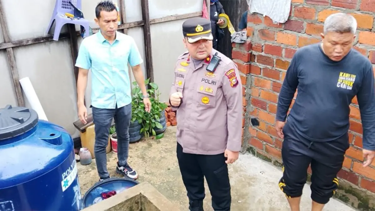 Kapolsek Bangko Kompol Buyung Kardinal saat di TKP ditemukannya IRT tewas di rumah Jalan Lintas Kecamatan, Bagan Punak Meranti, Bangko. (Dok Humas Res Rohil).