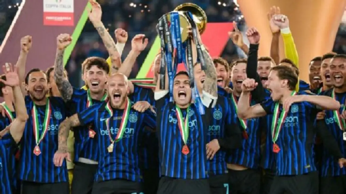 Kapten Inter Milan, Lautaro Martínez, mengangkat trofi Coppa Italia setelah kemenangan atas Lazio. (Silvia Lore/Getty Images)