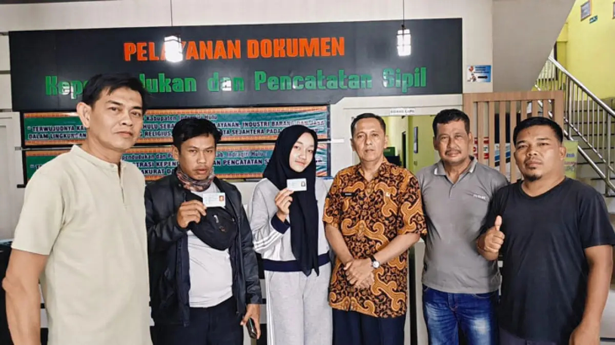 Kepala Disdukcapil Inhu, Drs Dudi Sunandar MSI (tiga dari kanan) bersama staf foto bersama dengan warga usai menyerahkan KTP-el, Kamis (14/5/2026). (Disdukcapil Inhu untuk Riaupos.co)