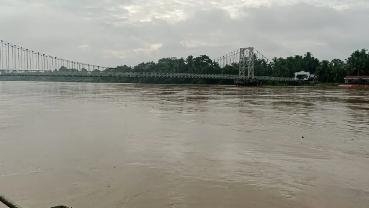 Kondisi debit Sungai Kuantan di Tepian Narosa Telukkuantan Kecamatan Kuantan Tengah, Kamis (14/5/2026) pagi. (Desriandi Candra/Riaupos.co)