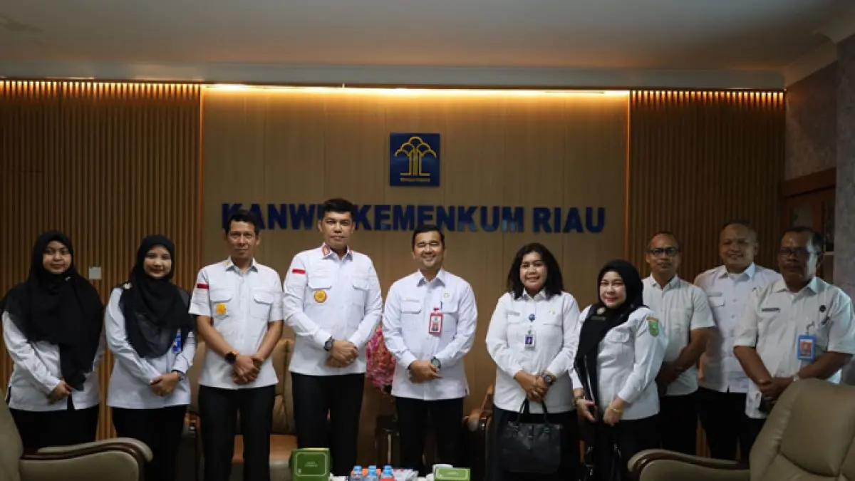 Pejabat utama Kanwil Kemenkum Riau dan Kesbangpol Riau berfoto bersama usai gelar audiensi pada Rabu (13/5/2026). (Humas Kanwil Kemenkum Riau untuk Riaupos.co)