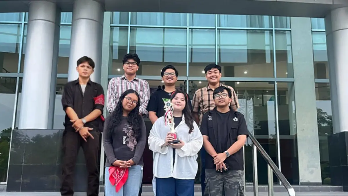 Personel Husband dari Hima ITSA foto bersama usai menerima trofi juara II di depan Gedung Serba Guna (GSG) PCR, Rabu (13/5/2026). (PCR untuk Riaupos.co)