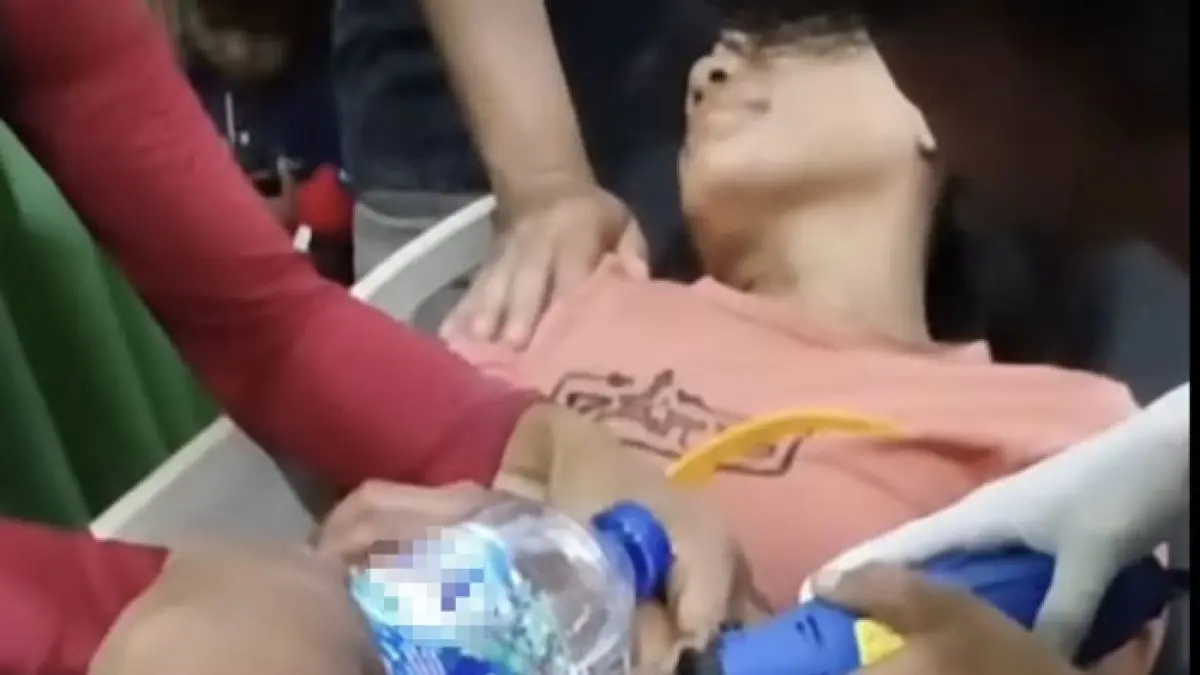 Petugas RSUD dan Damkar Rohul bersama penyidik berupaya melepaskan cincin jari manis tangan kanan pelaku DRE saat di IGD RSUD Rohul. Kamis (14/5/2026). (Tangkapan layar video Damkar Rohul)