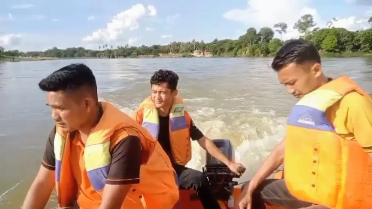 Tim Satgas TRC BPBD Kabupaten Kampar masih melakukan pencarian di lokasi tenggelamnya korban Rahmadani (13) di Sungai Kampar, Kamis (14/9/2026). (ISTIMEWA)