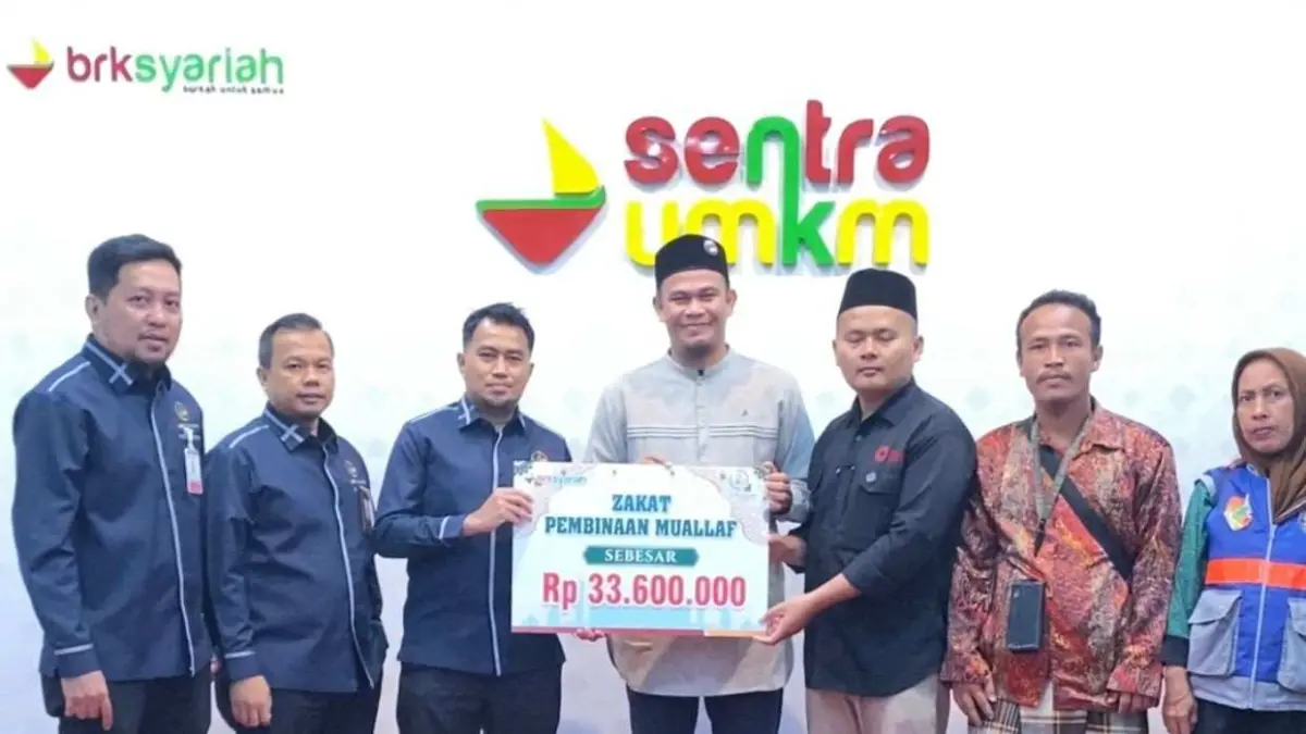 UPZ Bank Riau Kepri Syariah salurkan bantuan sosial kepada para mualaf binaan Rumah Mualaf Pekanbar melalui program zakat pegawai.