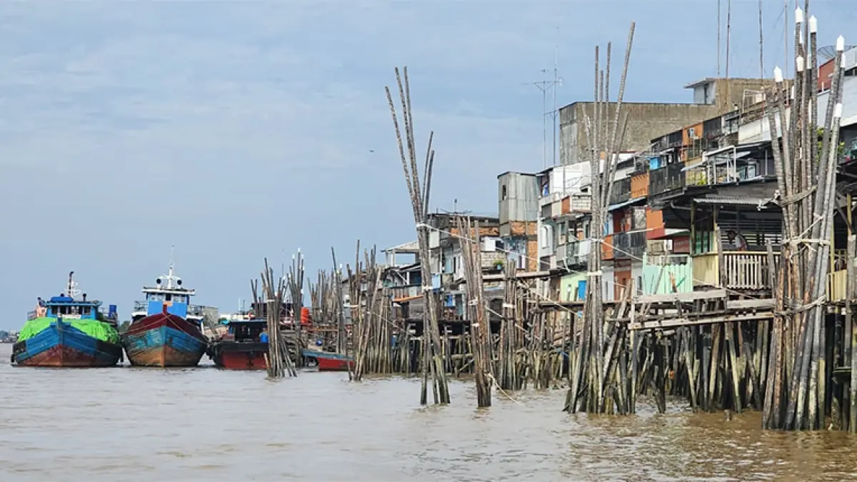 Wajah Kota Selatpanjang, Pusat Kabupaten Kepulauan Meranti yang tampak dari pesisir, Kamis (14/5/2026). (Wira Saputra)