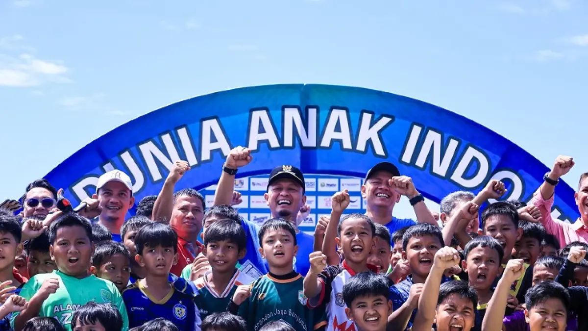 Wako Pekanbaru Agung Nugroho didampingi Ketua PSSI Riau Edward Riansyah membuka Piala Dunia Anak Regional Riau, Kamis (14/5/2026). (Istimewa)