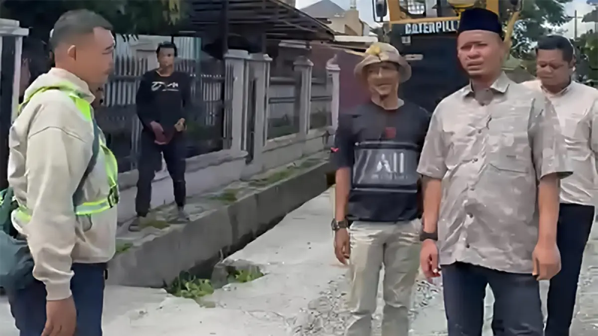 Wali Kota Pekanbaru Agung Nugroho meninjau proses perbaikan Jalan Rindang. (Istimewa)