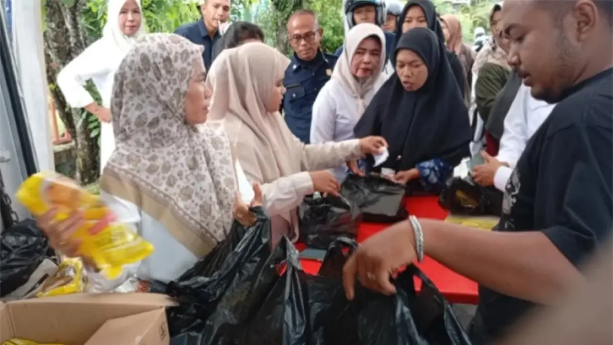 Warga berdesakan untuk mendapatkan pangan murah yang digelar Dinas Ketahanan Pangan bekerja sama dengan Bulog menyediakan Minyakkita di Jalan Antara, Rabu (13/5/2026). (ISTIMEWA)