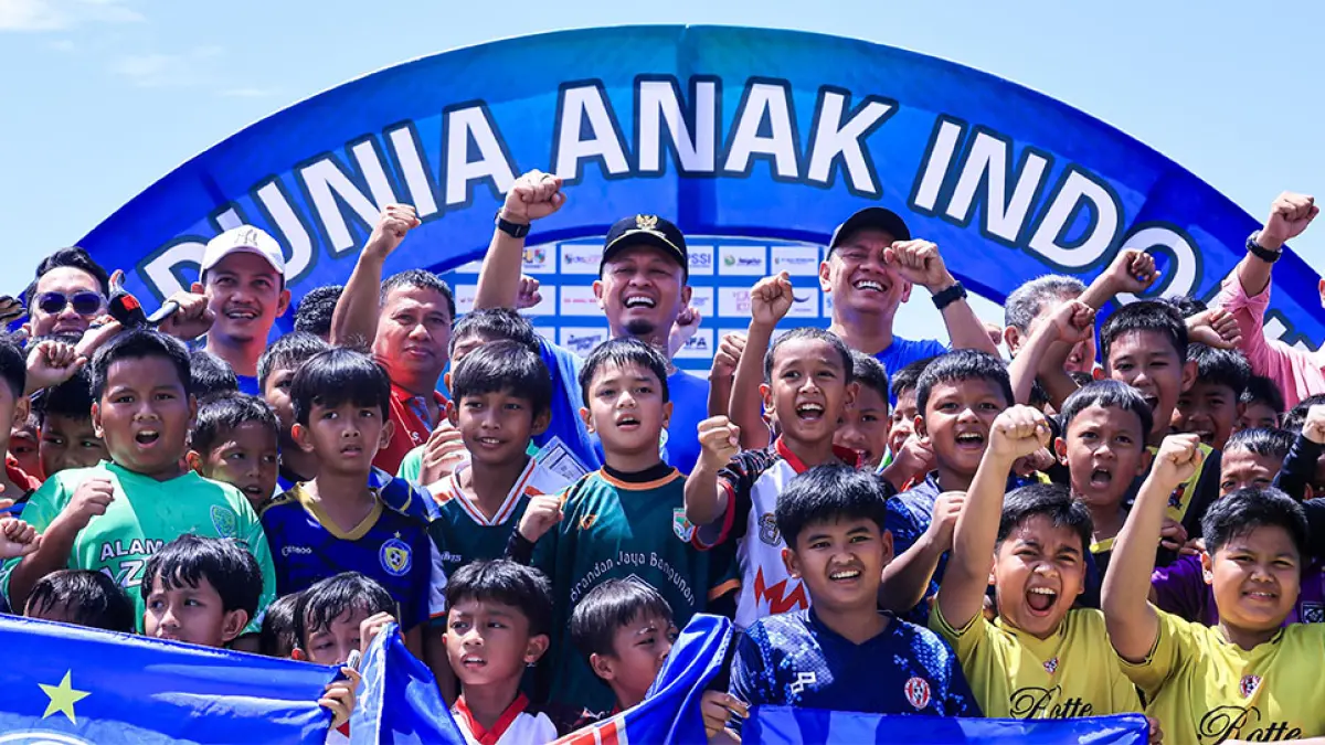 Wali Kota Pekanbaru Agung Nugroho didampingi Ketua PSSI Riau Edward Riansyah berfoto bersama para pesepakbola muda usai membuka Piala Dunia Anak Regional Riau di Stadion Mini Gelora Hangtuah, Kecamatan Kulim, Pekanbaru, Kamis (14/5/2026).  (PEMKO PEKANBARU UNTUK RIAU POS)