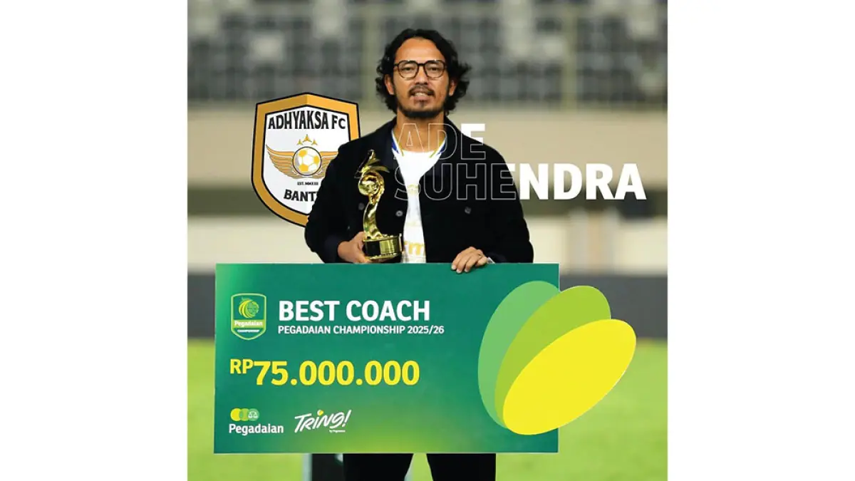 Ade Suhendra saat menerima penghargaan pelatih terbaik Liga 2 di Stadion Maguwoharjo, Sleman, Sabtu (9/5/2026) lalu. (ISTIMEWA)