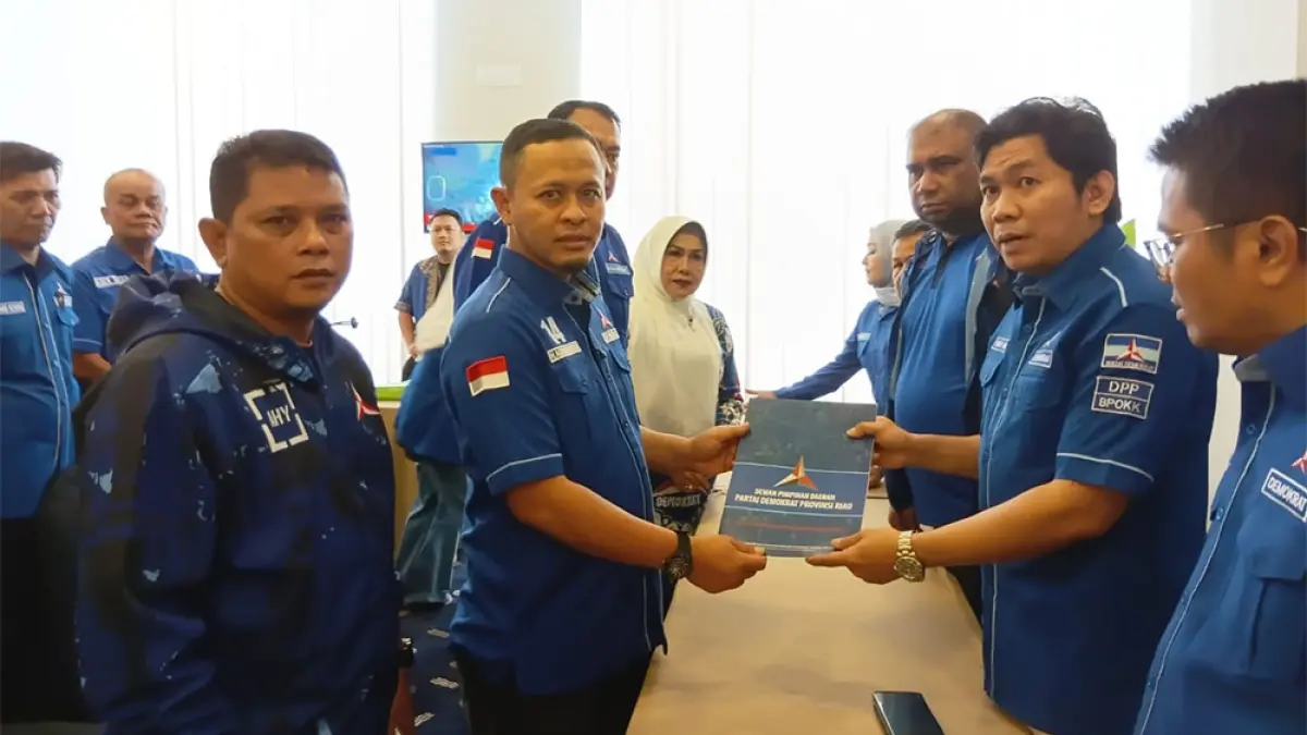 Agung Nugroho mengembalikan formulir pendaftaran calon Ketua DPD Partai Demokrat Riau, Kamis (14/5/2026). Agung saat ini merupakan Ketua DPD Partai Demokrat Riau. (DPD PARTAI DEMOKRAT UNTUK RIAU POS)