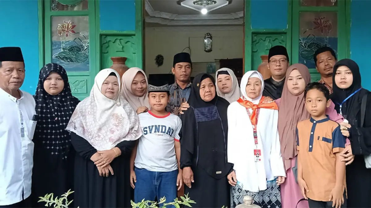 Almarhumah Mar’ati binti H Kasmuri Usman foto bersama keluarga di depan rumahnya sebelum keberangkatan menuju pelabuhan Bengkalis, Kamis (30/4/2026) pagi. (ISTIMEWA)