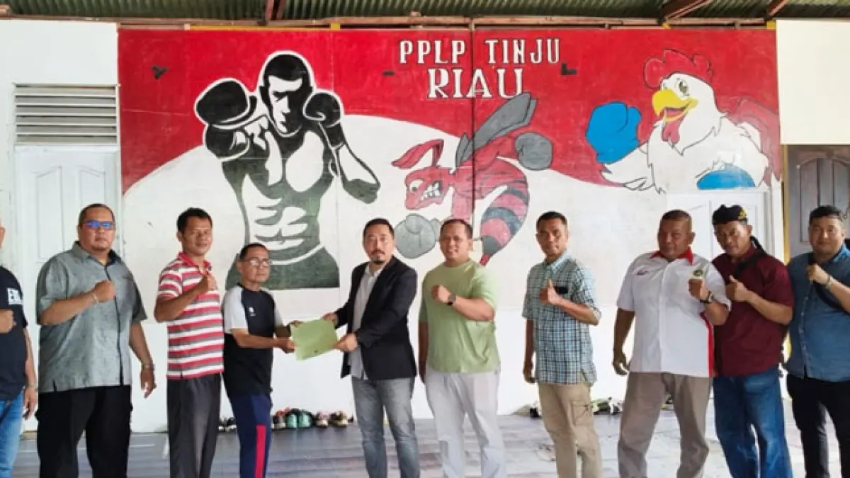 Bob Wendriyanto didampingi perwakilan sasana tinju Pekanbaru menyerahkan berkas pendaftaran calon Ketua Pertina Pekanbaru kepada Tim Penjaringan dan Penyaringan, Kamis (14/5/2026). (Pertina Pekanbaru untuk Riaupos.co)