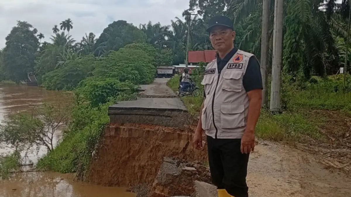 Kalaksa BPBD Kabupaten Inhu, Mulyadi S.Sos saat meninjau Jalan Tepian Sungai yang mengalami abrasi, Jumat (15/5/2026). (BPDB Inhu untuk Riaupos.co)
