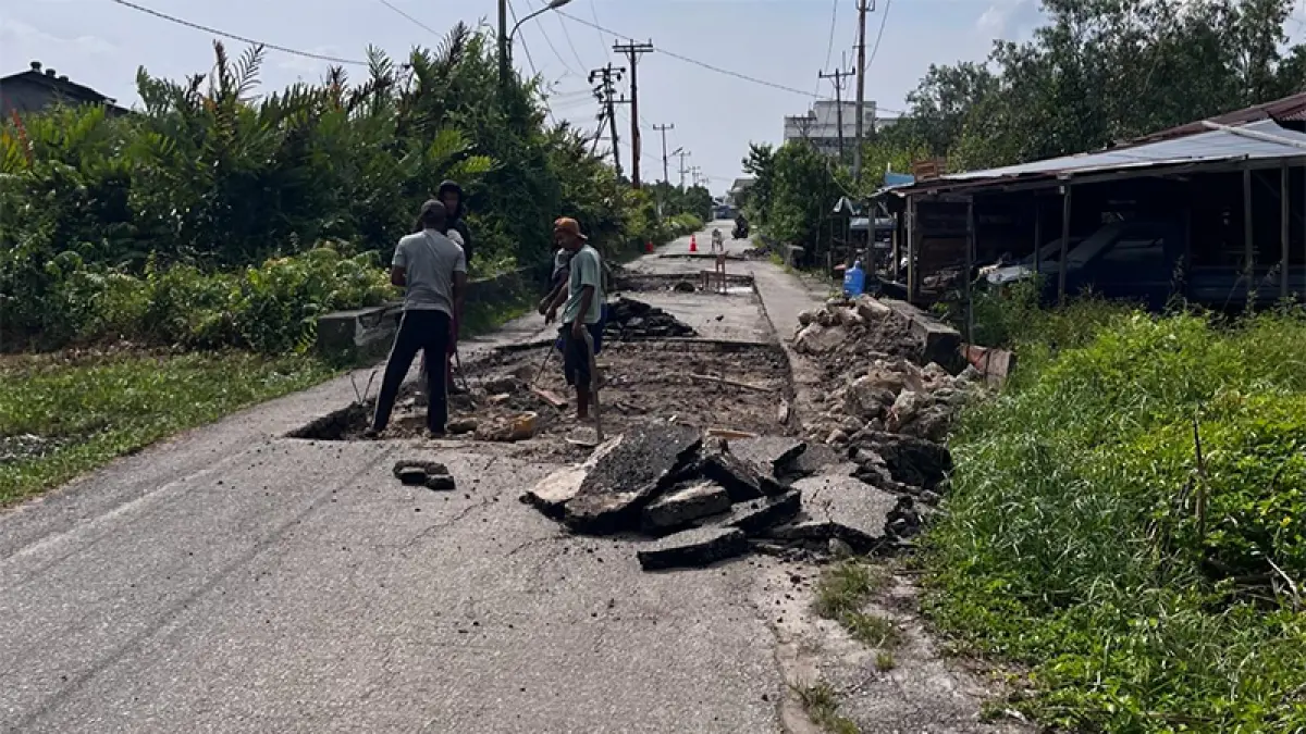 Kondisi Jalan Nelayan ketika diperbaiki oleh jajaran mitra PLN Selatpanjang beberapa pekan lalu. (ISTIMEWA)