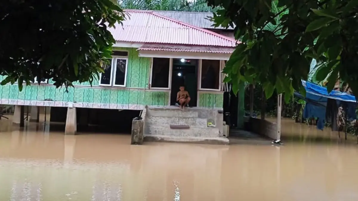Kondisi luapan air Sungai Kuantan di Desa Seberang Pulau Busuk Kecamatan Inuman, Jumat (15/5/2026). (Pemerintah Kecamatan Inuman un tuk Riaupos.co)