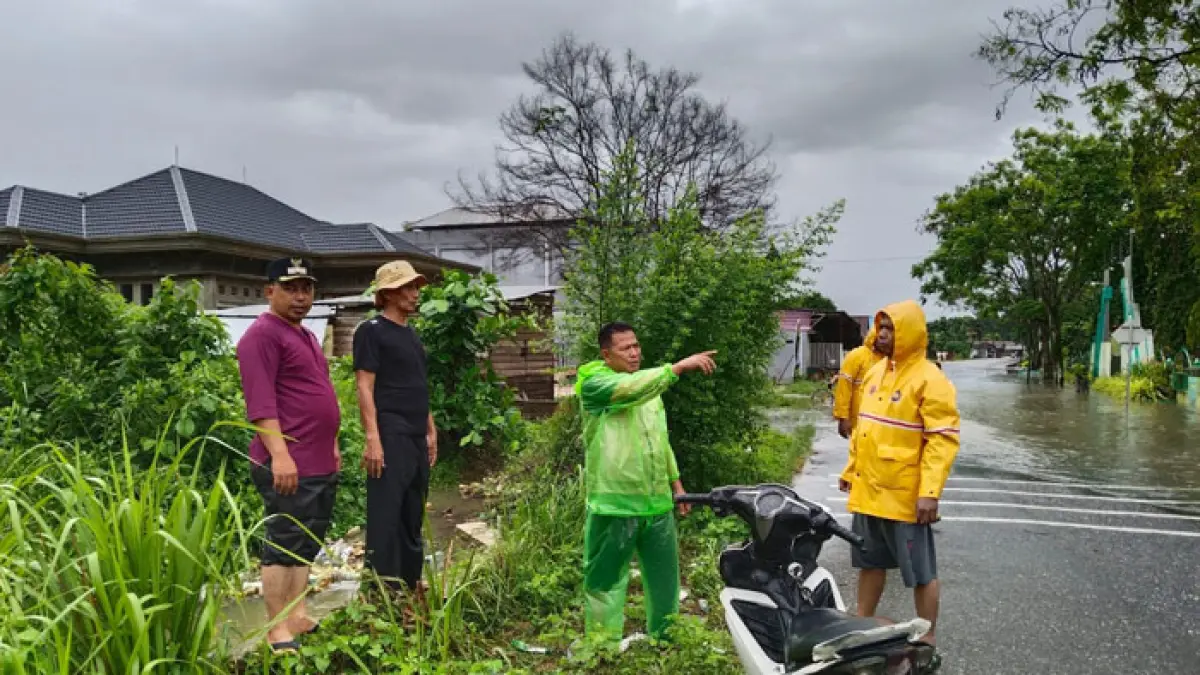 Lurah Pematang Reba, Abu Solihin (kiri) bersama Kalaksa BPBD Inhu, Mulyadi S.Sos (dua dari kanan) dan anggota saat mencari titik penyumbatan drainase di Jalan M Tahar, Jumat (15/5/2026). (Kelurahan Pematang Reba untuk Riaupos.co)