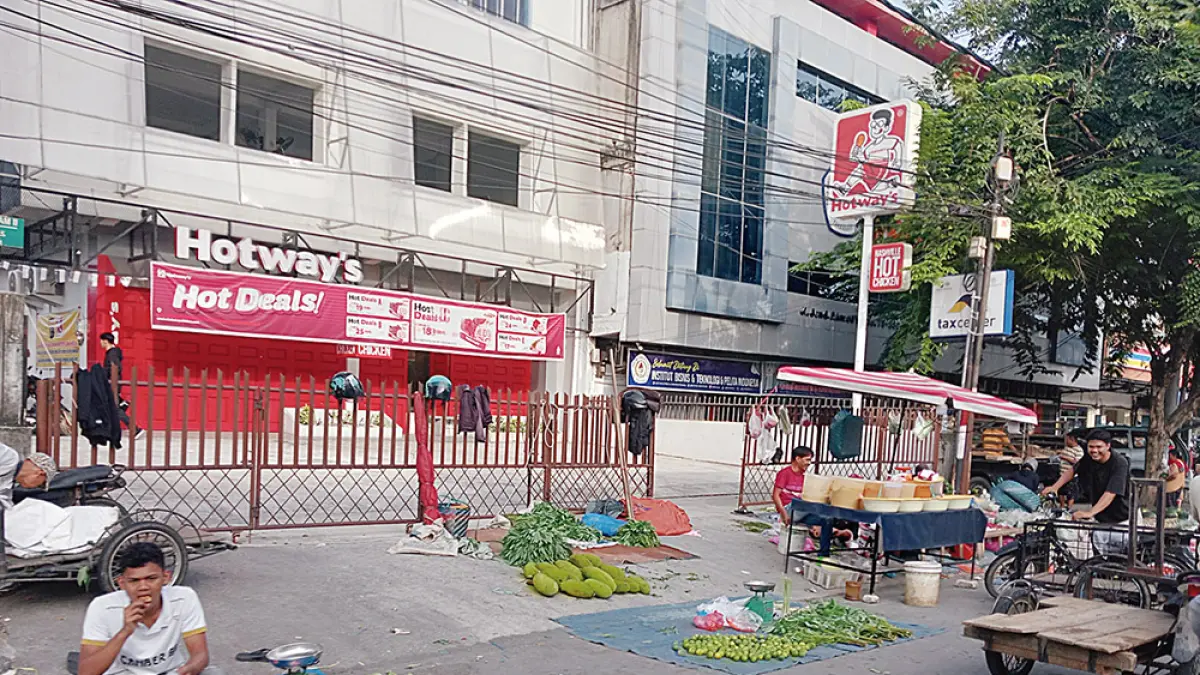 Menjelang siang, para pedagang kaki lima masih berjualan di badan Jalan Ahmad Yani, Kamis (14/5/2026). (Prapti Dwi Lestari)
