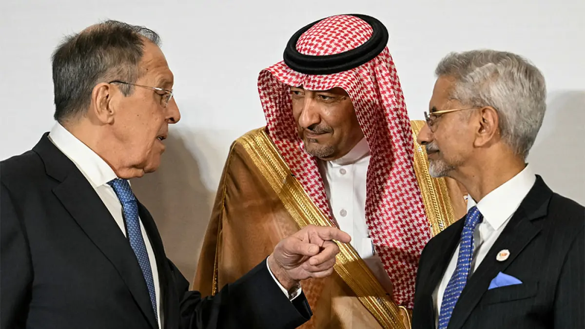 Menteri Luar Negeri India Subrahmanyam Jaishankar (kanan) menyambut Menteri Luar Negeri Iran Abbas Araghchi pada pembukaan BRICS di New Delhi, India, Kamis (14/5/2026). (ARUN SANKAR/AFP)