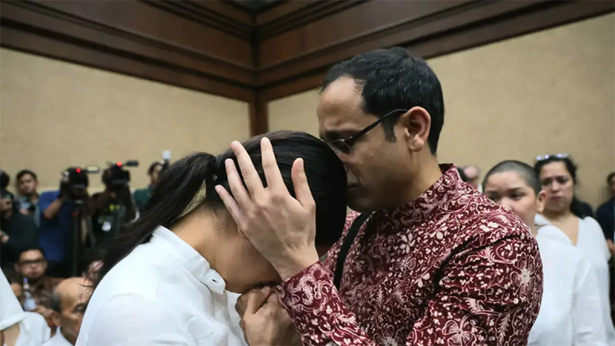 Nadiem Anwar Makarim memeluk sang istri saat menjalani sidang tuntutan di Pengadilan Tipikor, Jakarta, Rabu (13/5/2026). (Dery Ridwansah/ JawaPos.com)
